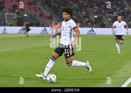 Bologne, Italien. 04.. Juni 2022. Serge GNABRY (GER), Aktion, Einzelaktion, Einzelbild, Ausschnitt, Ganzkörperaufnahme, Vollfigur Fußball UEFA Nations League, Gruppenphase 1. Spieltag Italien (ITA) - Deutschland (GER) 1-1, am 4.. Juni 2022, Renato Dall `Ara Stadium Bologne Credit: dpa/Alamy Live News Stockfoto